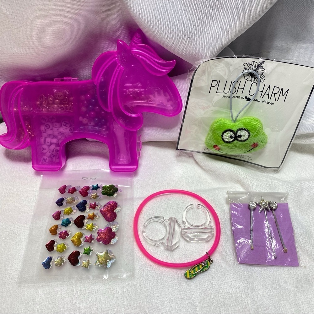 6 for$20♥️ Bundle of little ones items. Beading unicorn etc.
